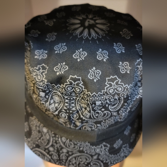 BNWT Famous Brand Bucket Hat - Picture 3 of 5